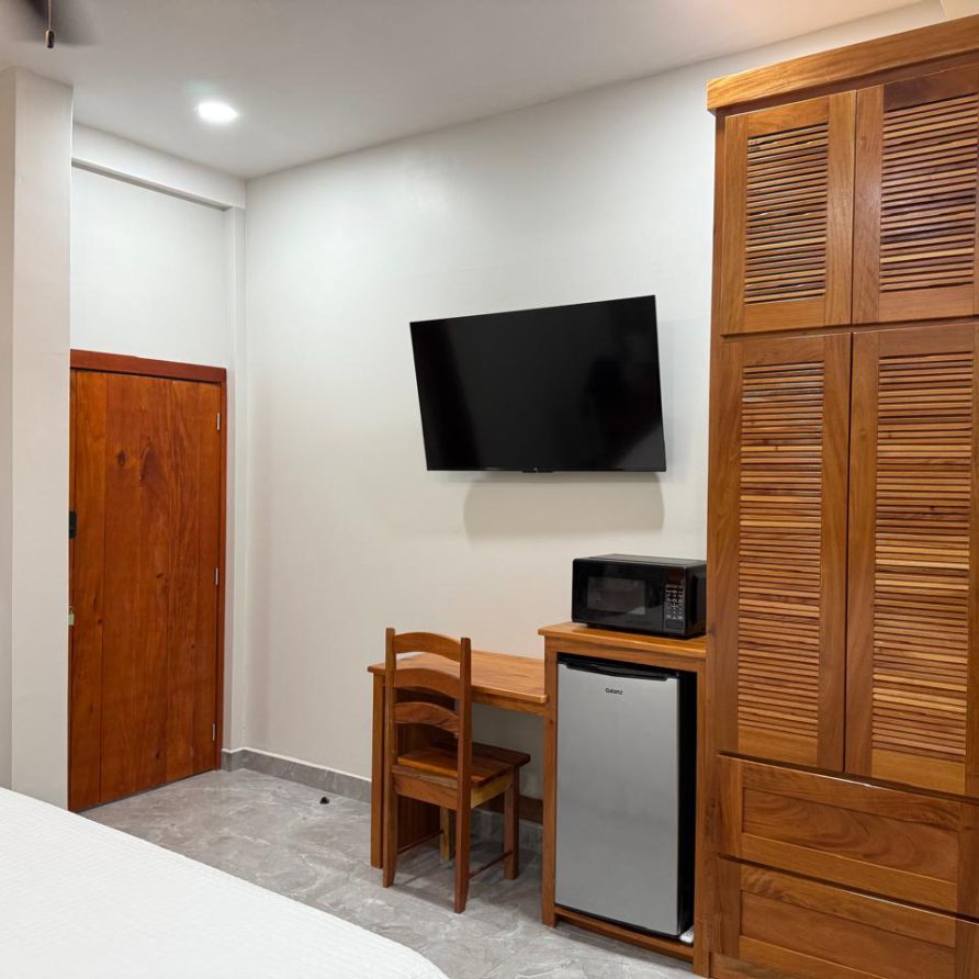 Toucan Room wide angle showing TV, wardrobe and entry door